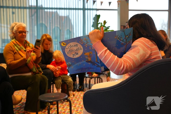 Uitbreiding anderstalige boeken bij bibliotheek gevierd met anderstalig voorleesuurtje