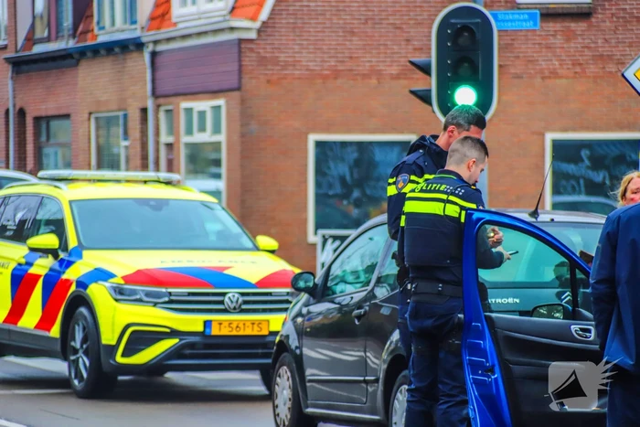Zwangere vrouw gewond naar ziekenhuis na aanrijding