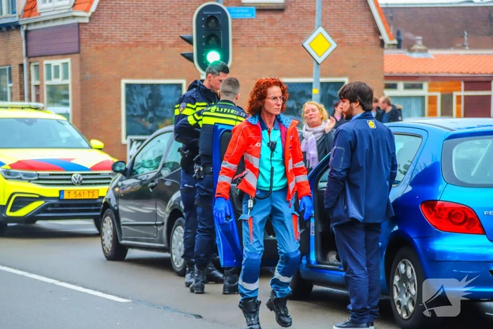 Zwangere vrouw gewond naar ziekenhuis na aanrijding