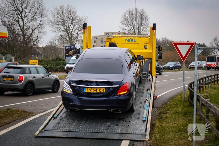 Lijnbus botst achterop personenauto