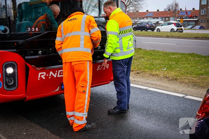 Lijnbus botst achterop personenauto