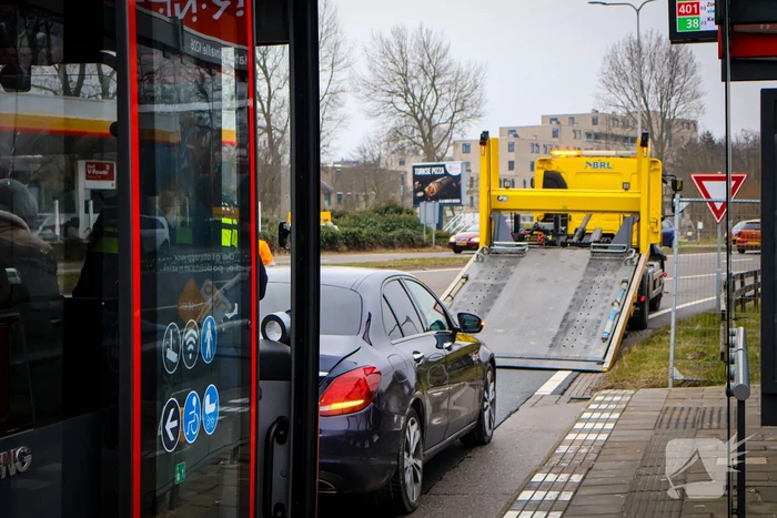 Lijnbus botst achterop personenauto