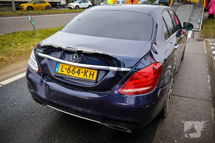 Lijnbus botst achterop personenauto