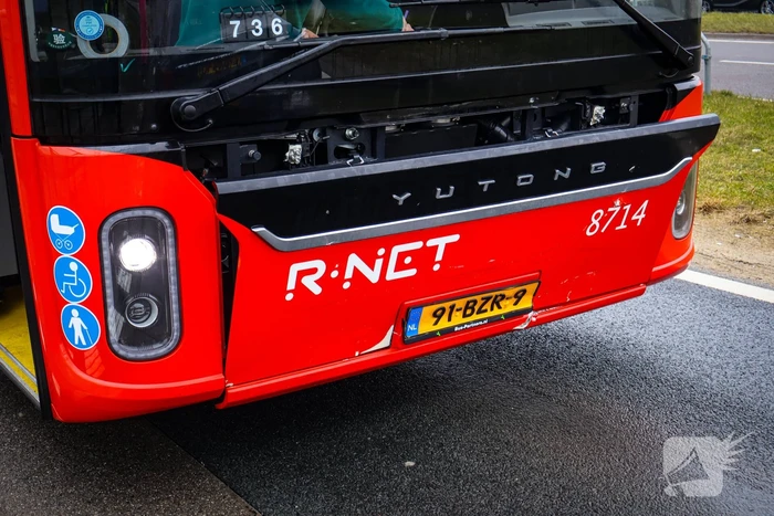 Lijnbus botst achterop personenauto