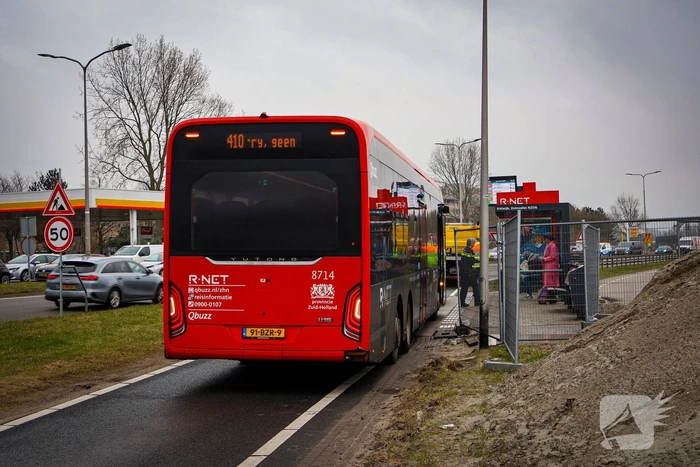 Lijnbus botst achterop personenauto