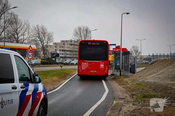 Lijnbus botst achterop personenauto