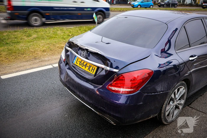 Lijnbus botst achterop personenauto