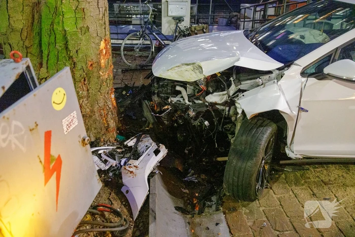 Automobilist onder invloed belandt tegen een boom