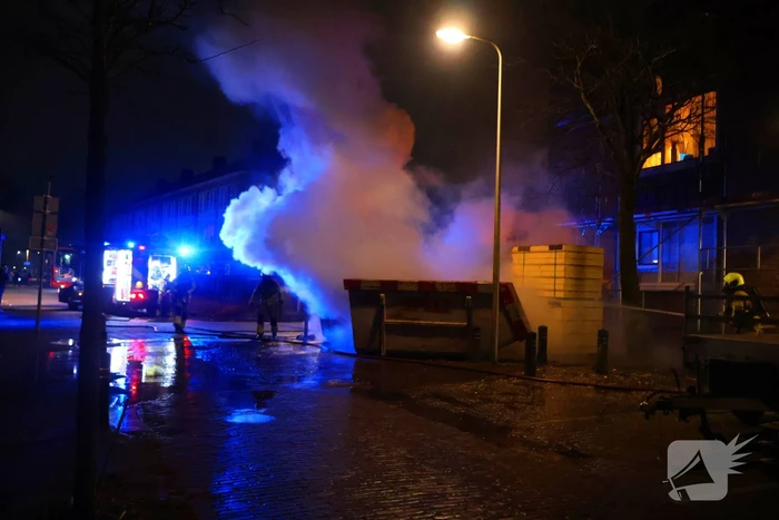 Afvalcontainer vliegt in brand