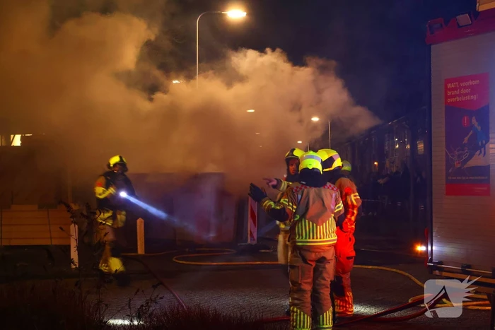 Afvalcontainer vliegt in brand
