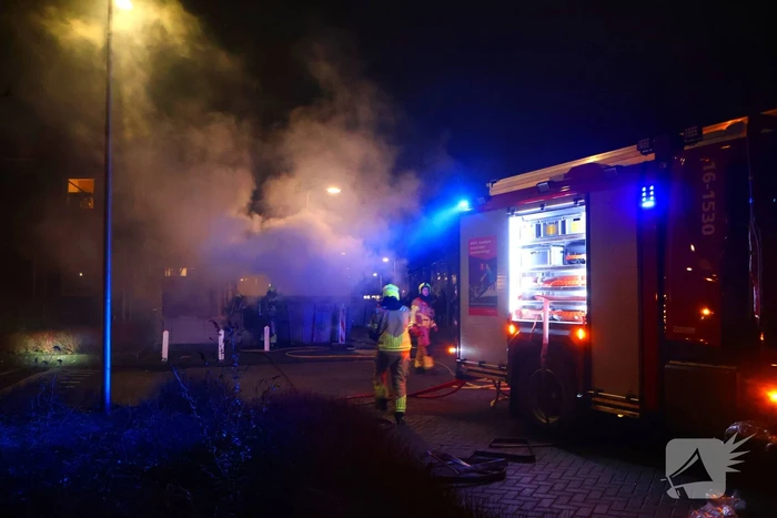 Afvalcontainer vliegt in brand