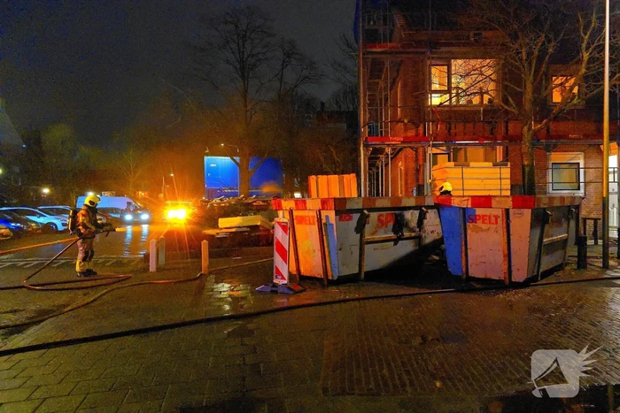 Afvalcontainer vliegt in brand
