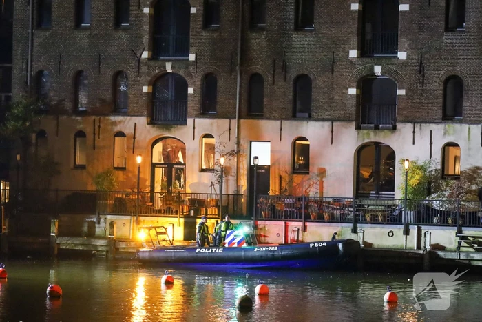 Politie zoekt naar verdachte in het water na achtervolging