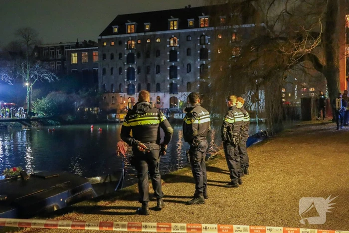 Politie zoekt naar verdachte in het water na achtervolging