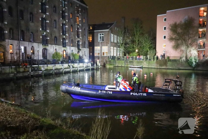 Politie zoekt naar verdachte in het water na achtervolging