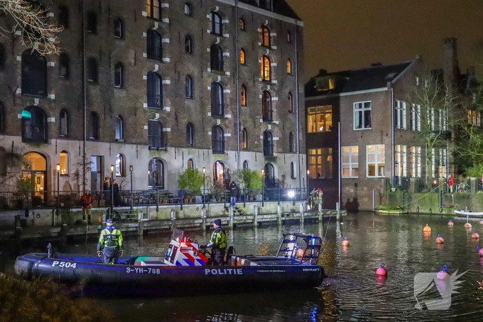 Politie zoekt naar verdachte in het water na achtervolging