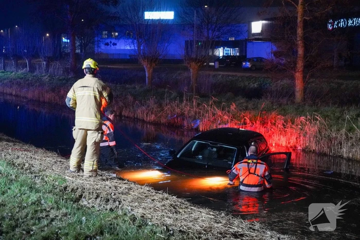 Auto in het water aangetroffen