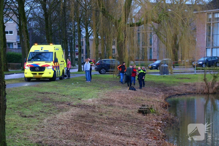 Persoon valt in water met rollator
