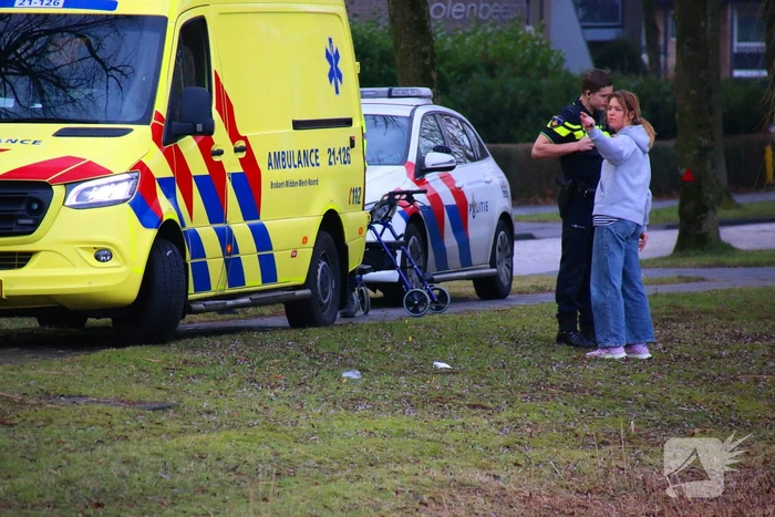 Persoon valt in water met rollator