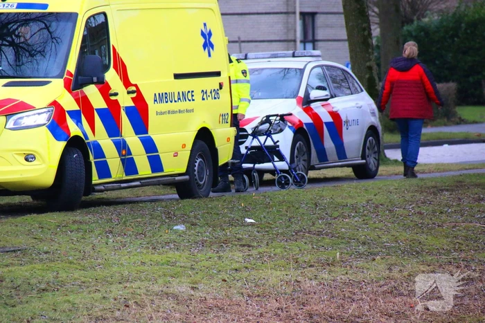 Persoon valt in water met rollator