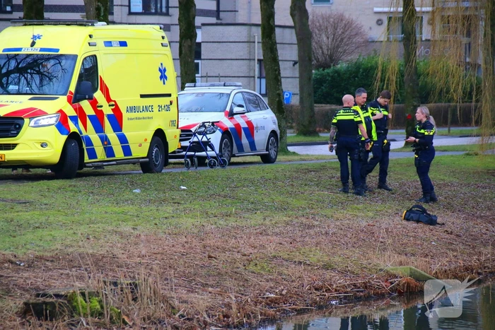 Persoon valt in water met rollator