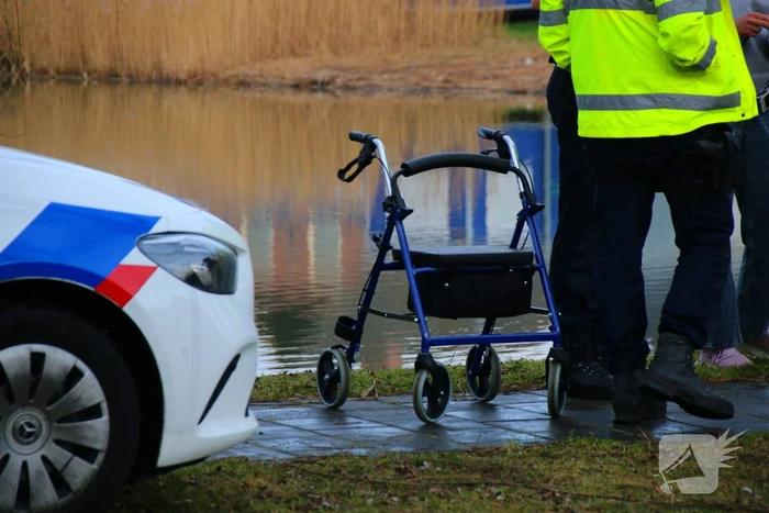 Persoon valt in water met rollator