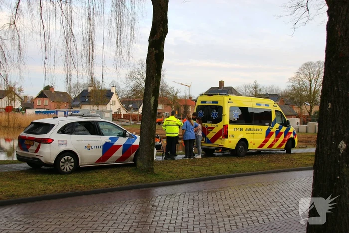 Persoon valt in water met rollator