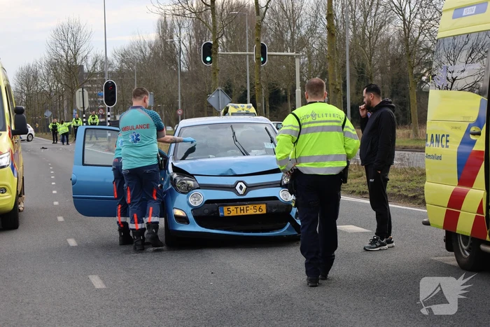 Gewonde na botsing met forse schades als gevolg