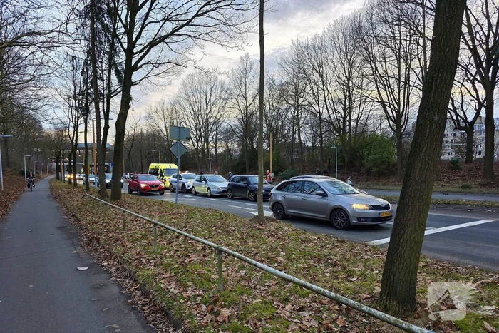 Kop-staart aanrijding voor verkeerlichten