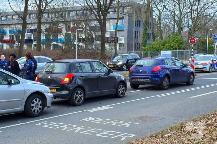 Kop-staart aanrijding voor verkeerlichten