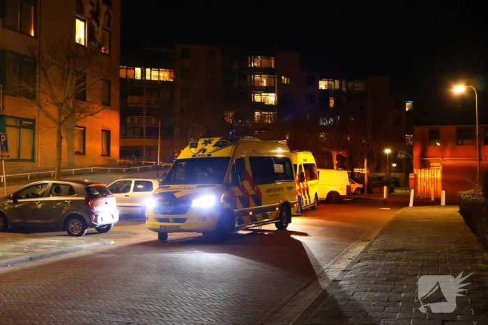 Zwaargewond persoon aangetroffen, politie doet onderzoek