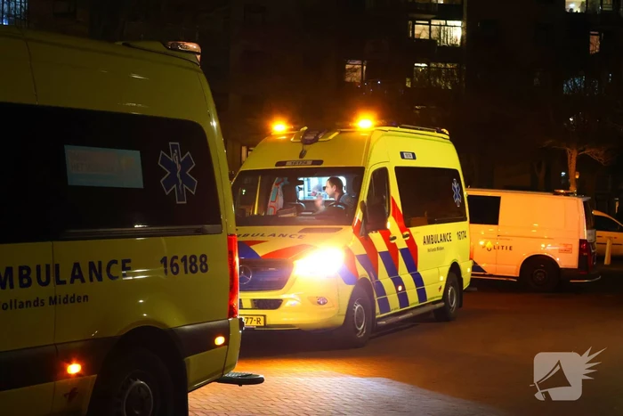 Zwaargewond persoon aangetroffen, politie doet onderzoek