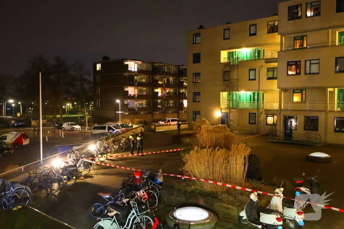 Zwaargewond persoon aangetroffen, politie doet onderzoek