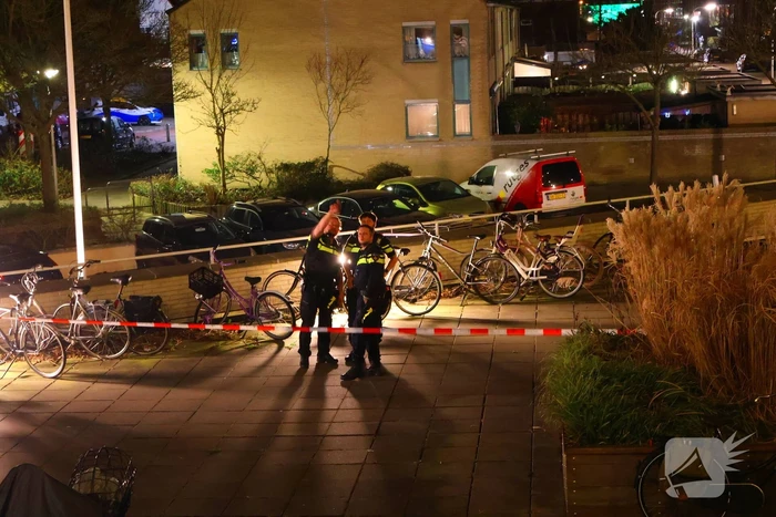 Zwaargewond persoon aangetroffen, politie doet onderzoek