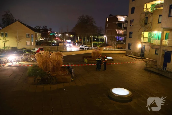 Zwaargewond persoon aangetroffen, politie doet onderzoek