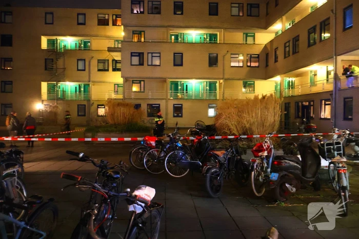 Zwaargewond persoon aangetroffen, politie doet onderzoek