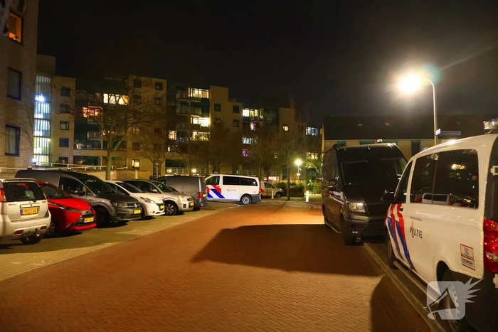 Zwaargewond persoon aangetroffen, politie doet onderzoek