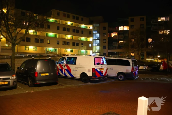 Zwaargewond persoon aangetroffen, politie doet onderzoek