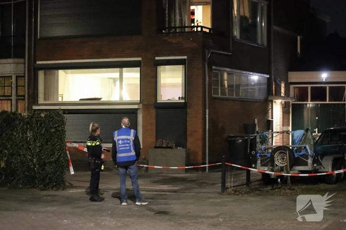 Brand na explosie bij woning