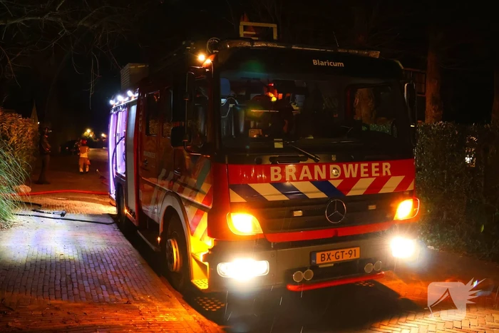 Bouwcontainer vat vlam naast woning met rietendak