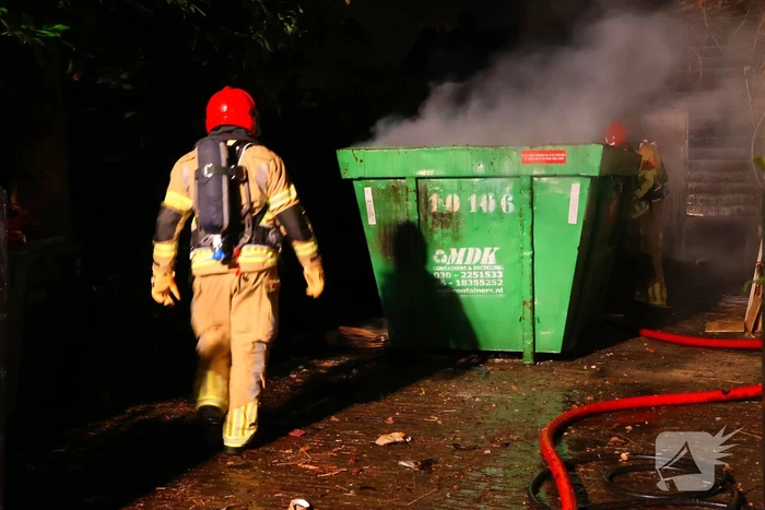 Bouwcontainer vat vlam naast woning met rietendak
