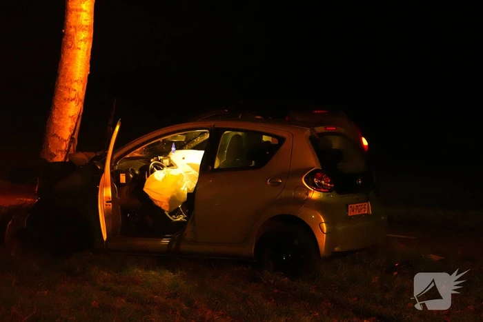Auto botst tegen boom een persoon gewond