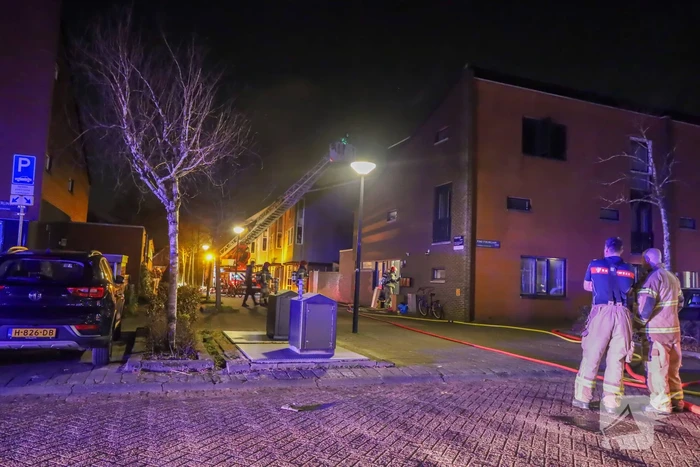 Brandweer bestrijdt brand in dakkapel