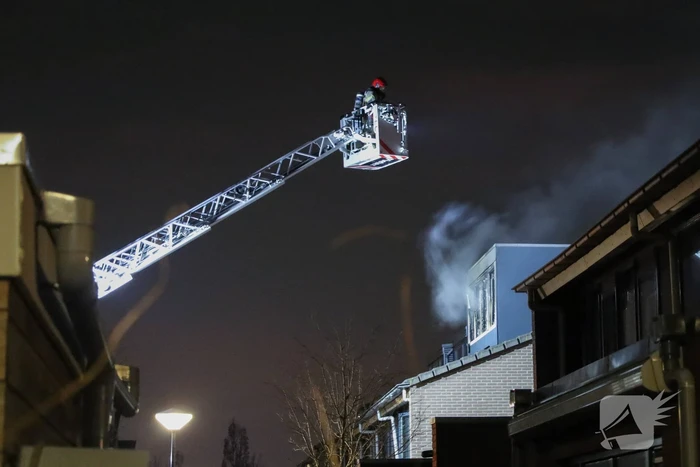 Brandweer bestrijdt brand in dakkapel