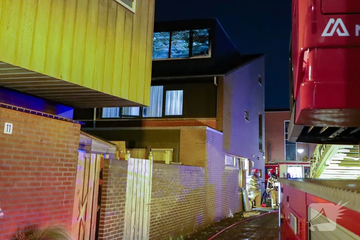 Brandweer bestrijdt brand in dakkapel