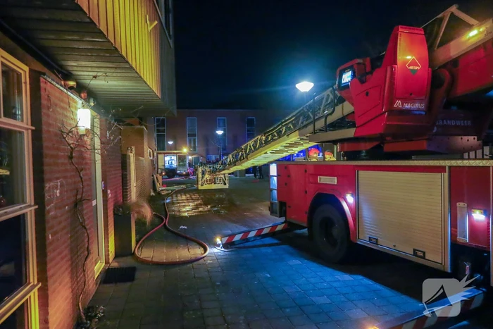 Brandweer bestrijdt brand in dakkapel