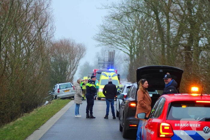 Auto ramt meerdere bomen, bestuurder uit auto geslingerd