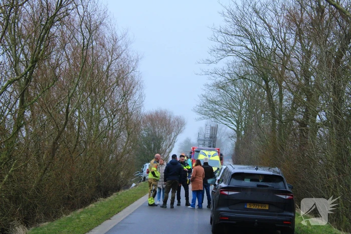 Auto ramt meerdere bomen, bestuurder uit auto geslingerd
