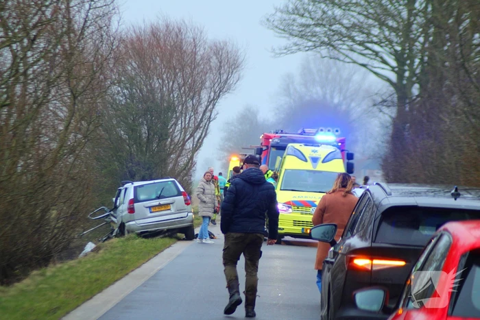 Auto ramt meerdere bomen, bestuurder uit auto geslingerd
