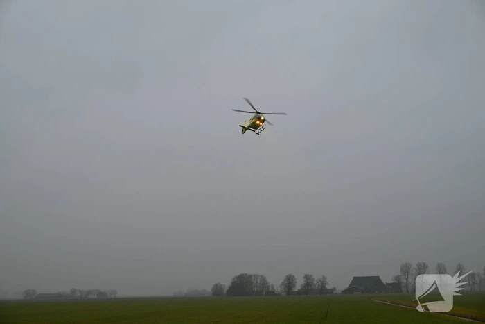 Auto ramt meerdere bomen, bestuurder uit auto geslingerd